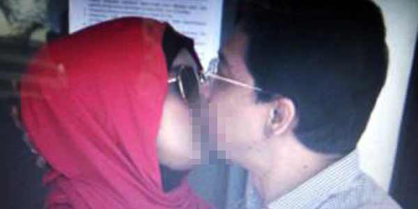 Foto Ahmad Fathanah Cium Bibir Septi Beredar